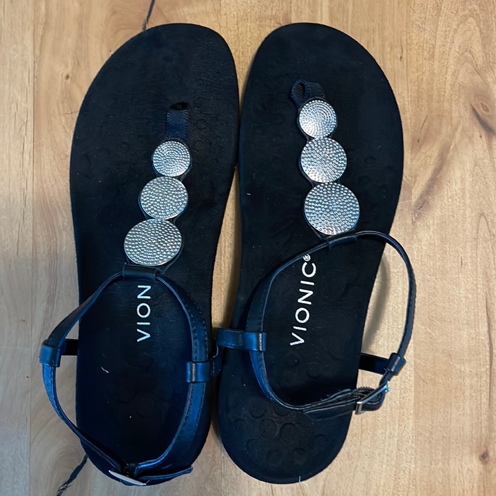 Vionic LIZBETH sandals. Size 8.5. Black with silver medallions
